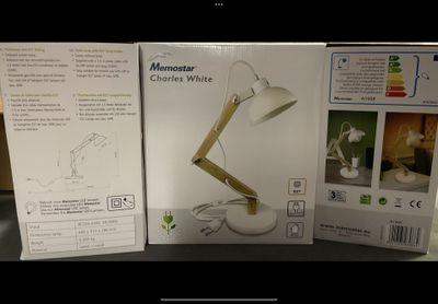 emballage d'une lampe posée sur une table