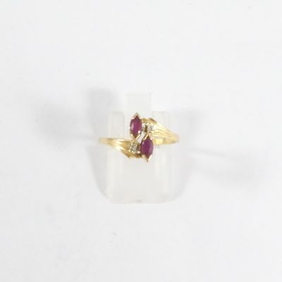 un gros plan d'une bague en or sertie d'un rubis