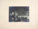 une photo en noir et blanc d'une ville la nuit