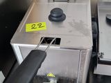 une photo d'une friteuse professionnelle posée sur un plan de travail
