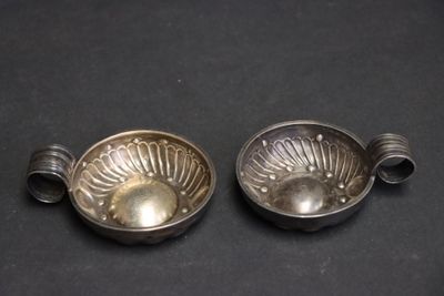 paire de cendriers anciens plaqués argent sur fond noir