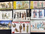 de nombreux types différents de figurines militaires exposées sur une table