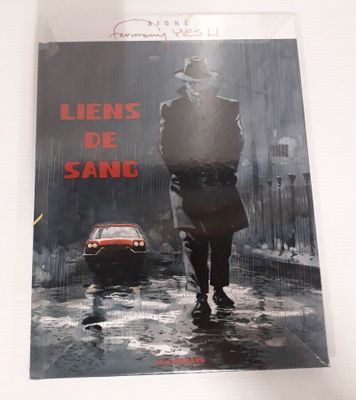 La couverture du livre *Liens de sang* est posée sur une table