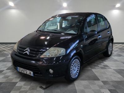 une photo d'une voiture Citroën noire garée dans un garage