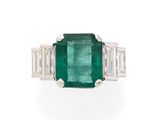 une bague en émeraude et diamant