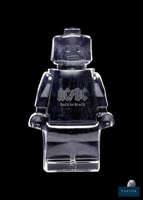 un bonhomme Lego en plastique transparent