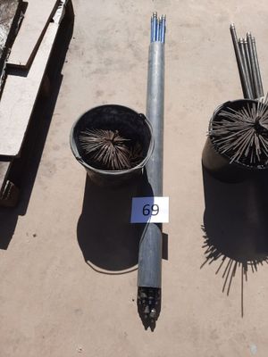 un grand nombre d'outils posés sur le sol