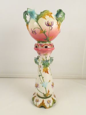 un vase surmonté d'un oiseau
