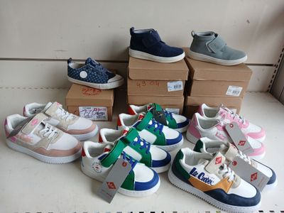 many pairs of shoes that are sitting on the floor