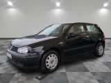 une photo d'une Volkswagen Golf break noire garée dans un garage
