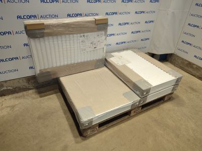 deux matelas posés sur des palettes dans une pièce