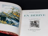 un livre ouvert sur lequel figure l'image d'un bateau