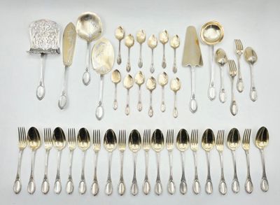 beaucoup de cuillères et de couverts en argent sur la table