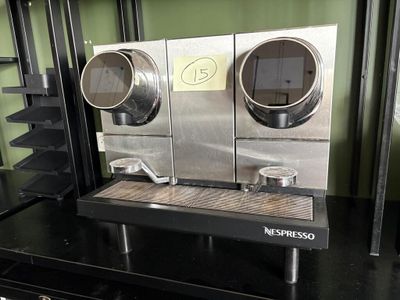 deux machines posées sur un comptoir noir