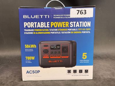 une station d'alimentation portable « Blue Ti » dans son emballage, posée sur une table