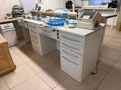 une photo d'un laboratoire où il y a beaucoup de travail à faire