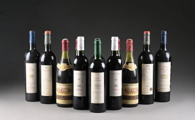 six bouteilles de vin sont alignées sur une table