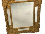 une image d'un miroir encadré d'or sur un fond blanc