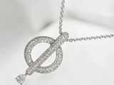 un collier en argent orné d'un cercle et d'une croix