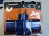 deux vannes bleues dans une boîte posée sur une table