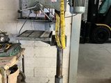 une machine posée sur une table dans un garage