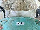 deux sacs de riz posés sur une palette, par terre