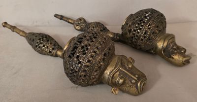 paire de figurines anciennes en laiton représentant des éléphants sur fond blanc