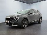 Un SUV gris est garé dans une grande pièce.