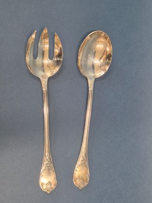 deux cuillères et une fourchette posées sur un fond bleu