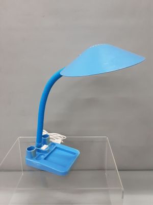 une lampe bleue posée sur une boîte transparente