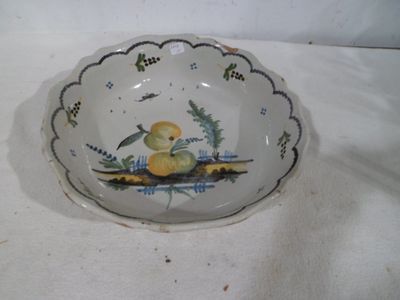 un bol avec un oiseau posé sur une table