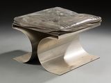 un tabouret en métal muni d'un coussin en cuir