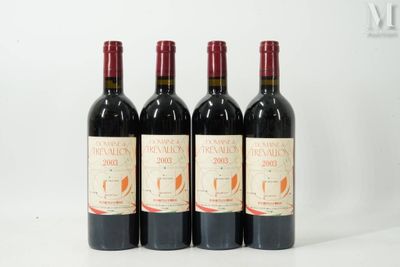 trois bouteilles de vin sont alignées sur une surface blanche