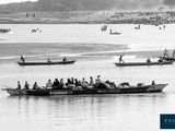 de nombreux bateaux qui sont à l'eau avec des personnes à bord