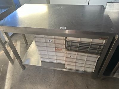 une table en acier inoxydable avec une étagère métallique en dessous