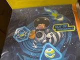 coffre à jouets orné d'une image représentant un homme en combinaison spatiale