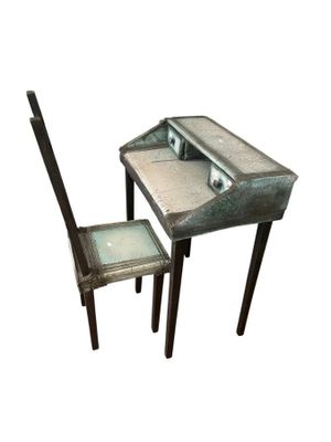 une image représentant un bureau et une chaise en métal