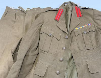 Une image représentant un uniforme militaire est posée sur une table.