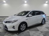 La Toyota Sienna blanche est garée sur un sol en carrelage à damier.