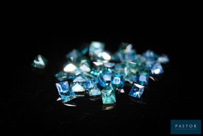 de très jolis diamants bleus sur un fond noir