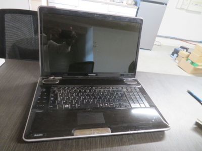 a laptop computer that is sitting on a desk