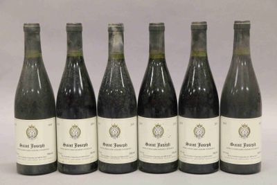 six bouteilles de vin sont alignées sur une table