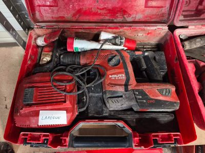 une boîte à outils rouge avec des outils sur le sol