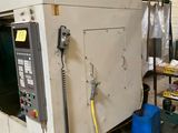 une machine qui se trouve à l'intérieur d'un bâtiment