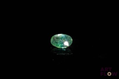 gros plan d'un diamant vert sur une surface noire