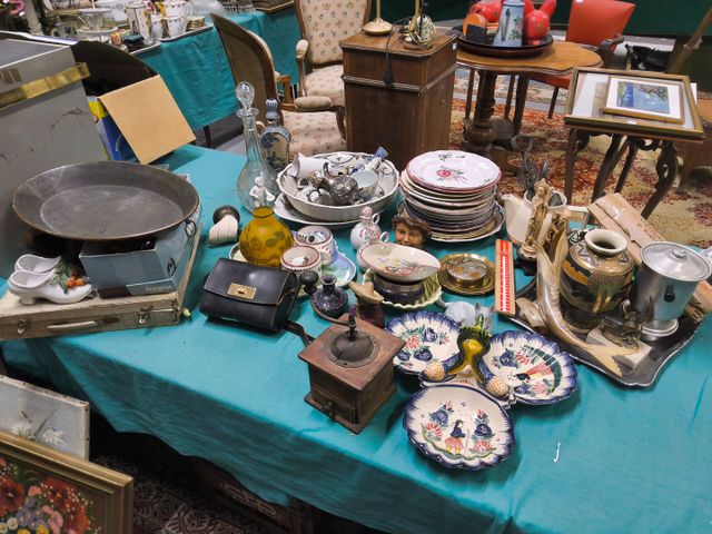 Important lot de bibelots, assiettes diverses, carafe, pichets, m...