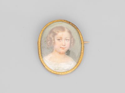 un portrait miniature représentant une femme en robe blanche