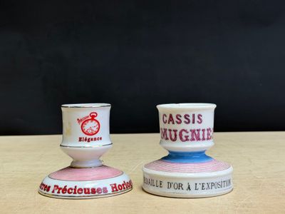 deux petites tasses sont posées l'une à côté de l'autre sur une table