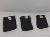 trois paires de chaussettes noires posées sur une surface blanche
