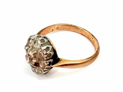 une image d'une bague en or avec une pierre au centre